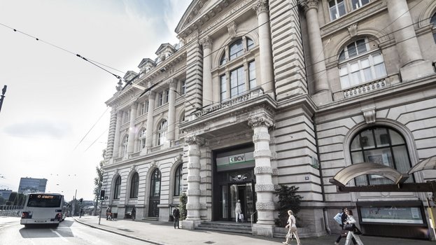 Gebäude der BCV Bank in Lausanne mit einer automatischen Schiebetür