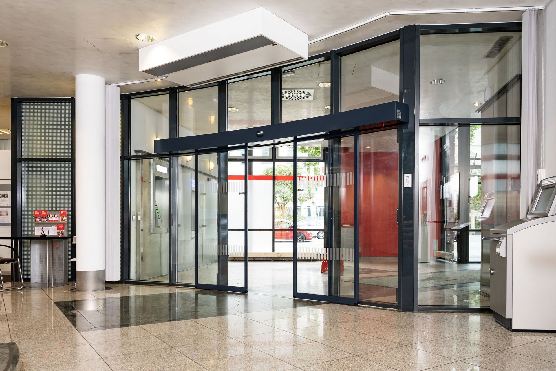 Eingang der ostsächsische Sparkasse in Dresden mit einer automatischen Schiebetür