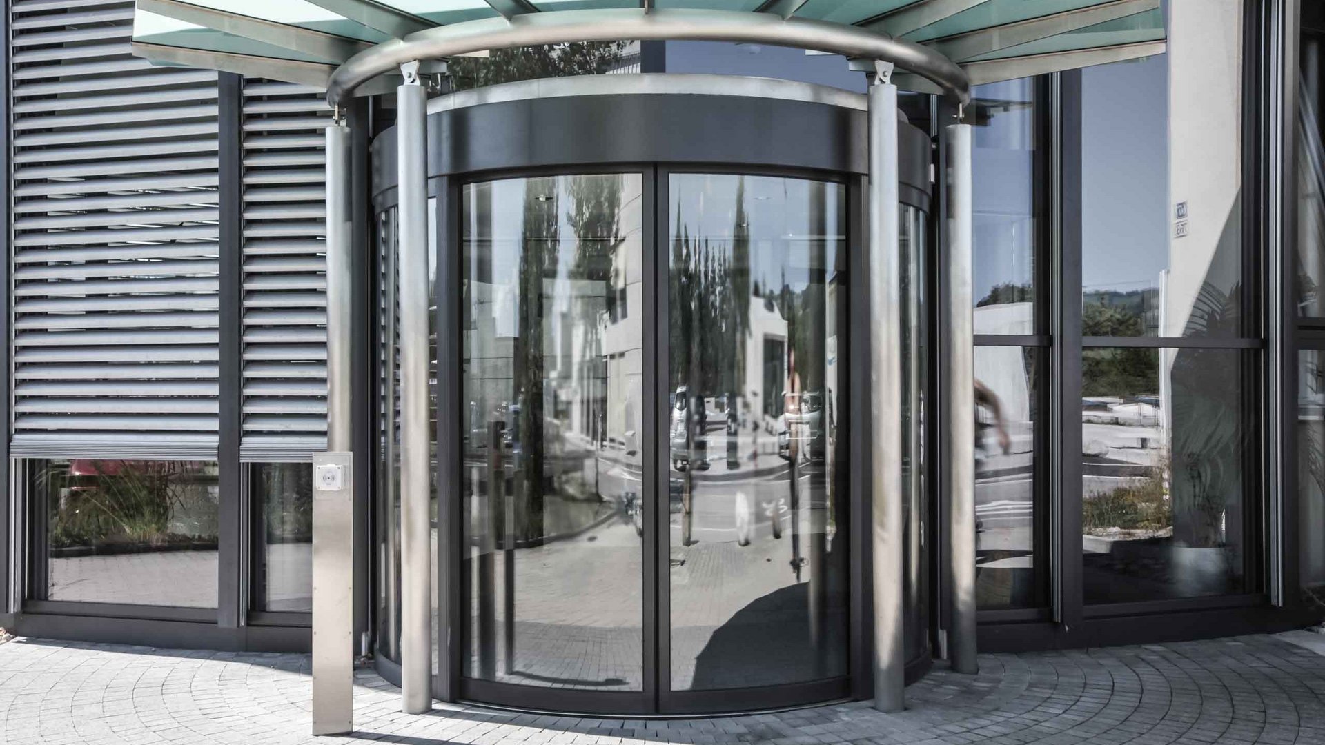 Gebäudeeingang Ruag mit einer automatischen Rundschiebetür