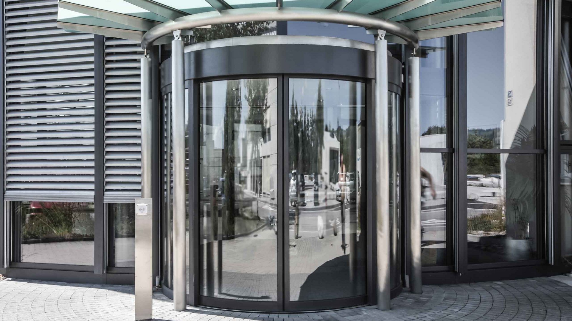 Gebäudeeingang Ruag mit einer automatischen Rundschiebetür