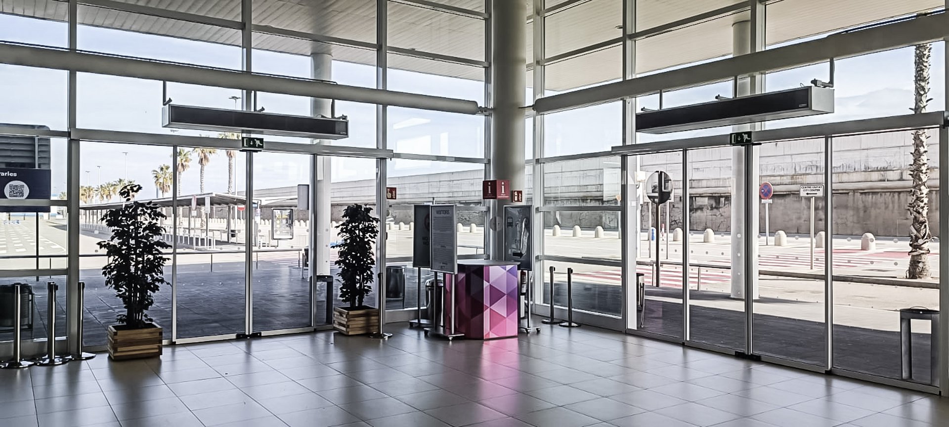Wartebereich im Hafen Terminal D in Barcelona, Spanien mit automatischen Schiebetüren