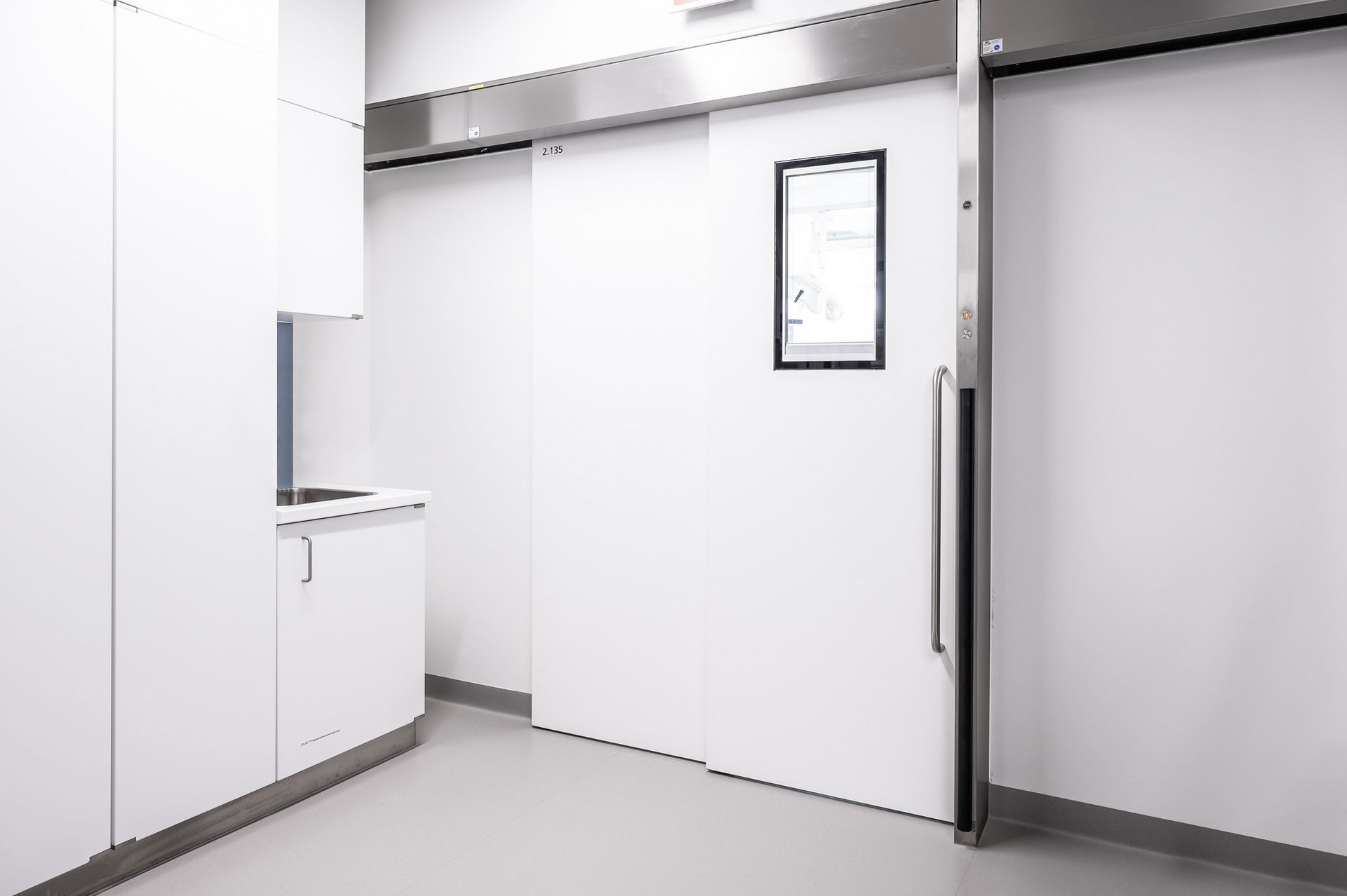 Operationsbereich der Uniklinik Dresden mit automatischen Schiebetüren