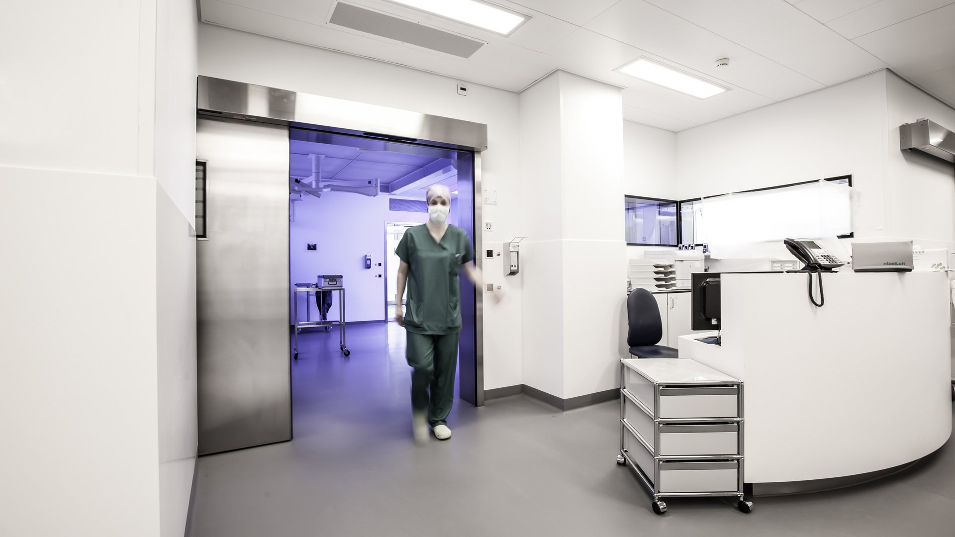 Operationsaal im Spital Thun mit einer dichten automatischen Schiebetür