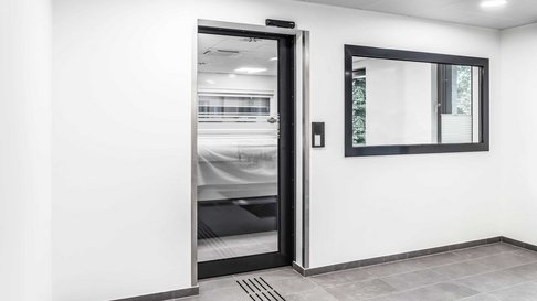 Durchschusshemmende automatische Schiebetür im Innenbereich
