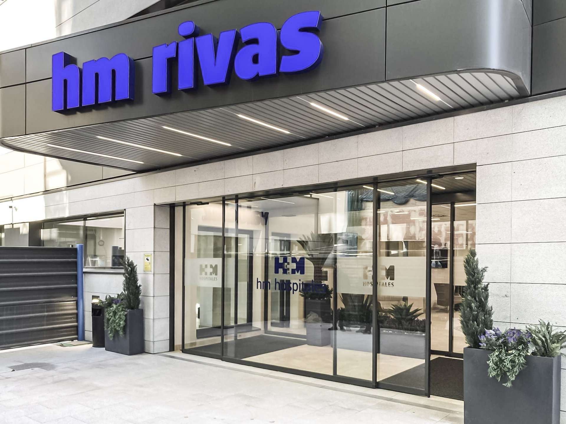 Eingang Spital HM Madrid Torrelodones mit einer automatischen Schiebetür