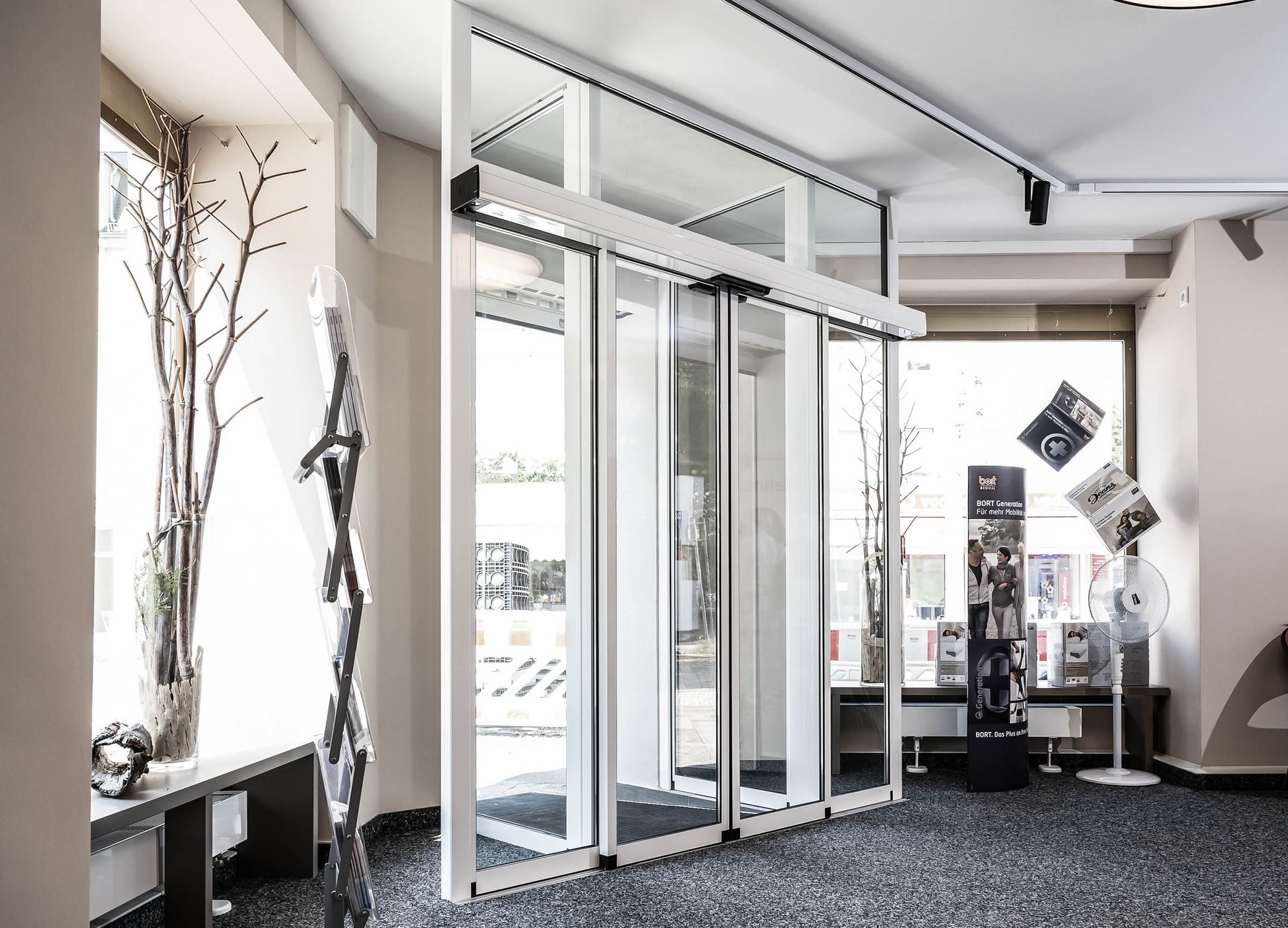 Eingang zum Orthopaedie- und Sanitätshaus in Iltzsche mit einer automatischen Schiebetür