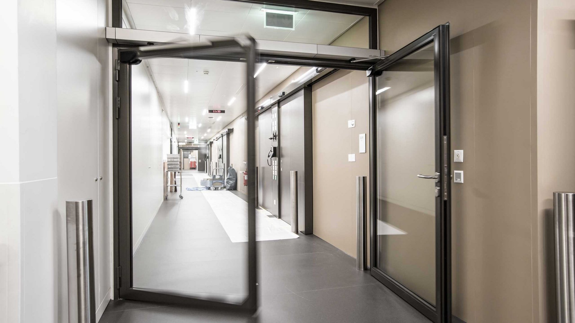 Insel Spital Bern mit einer automatischen Drehflügeltür