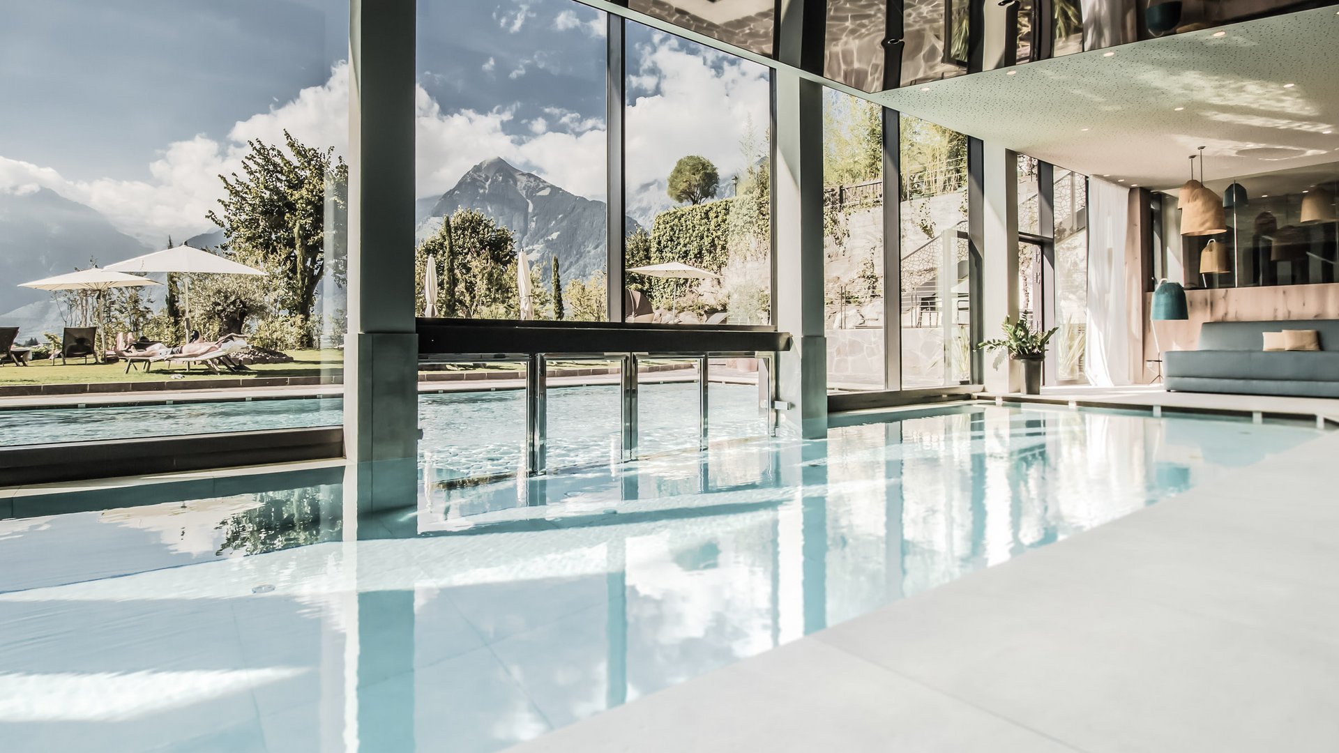 Badebereich des Hotels Das Gerstl mit einer automatischen Wasserbetriebsschiebetür