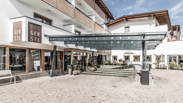 Eingang zum Hotel Das Gerstl mit einer automatischen Schiebetür