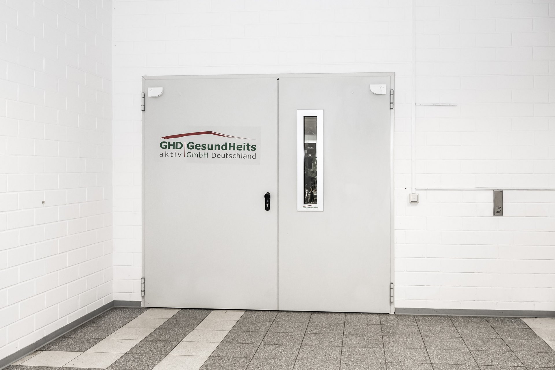 Wareneingang der GHD GesundheitsGmbH in Dresden mit automatischen Flügeltürantrieben