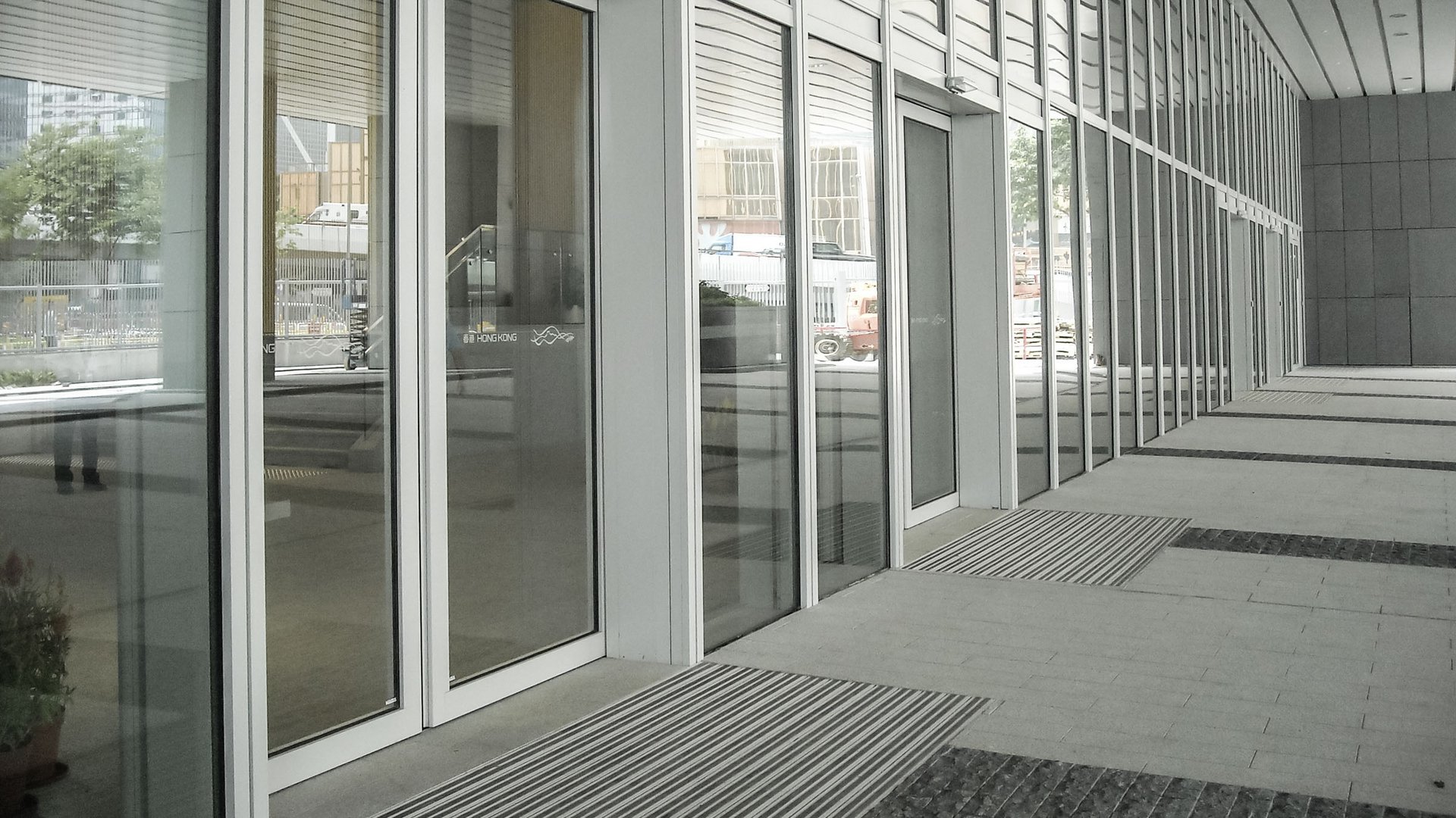Haupteingang des Central Governement Gebäudes in Hongkong mit automatischen Schiebetüren