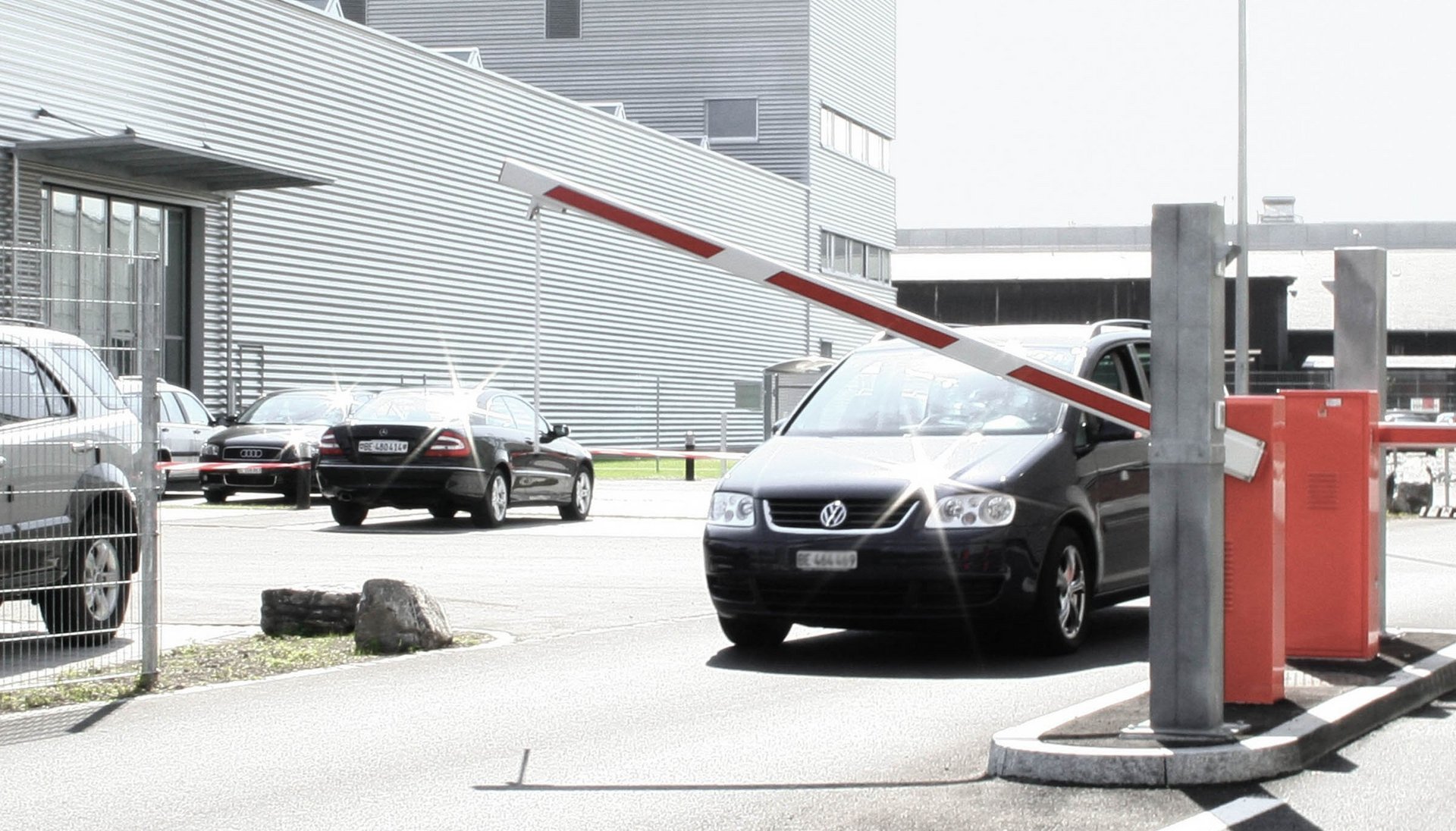 Universelle Schranke bei der Einfahrt eines Parkplatzes