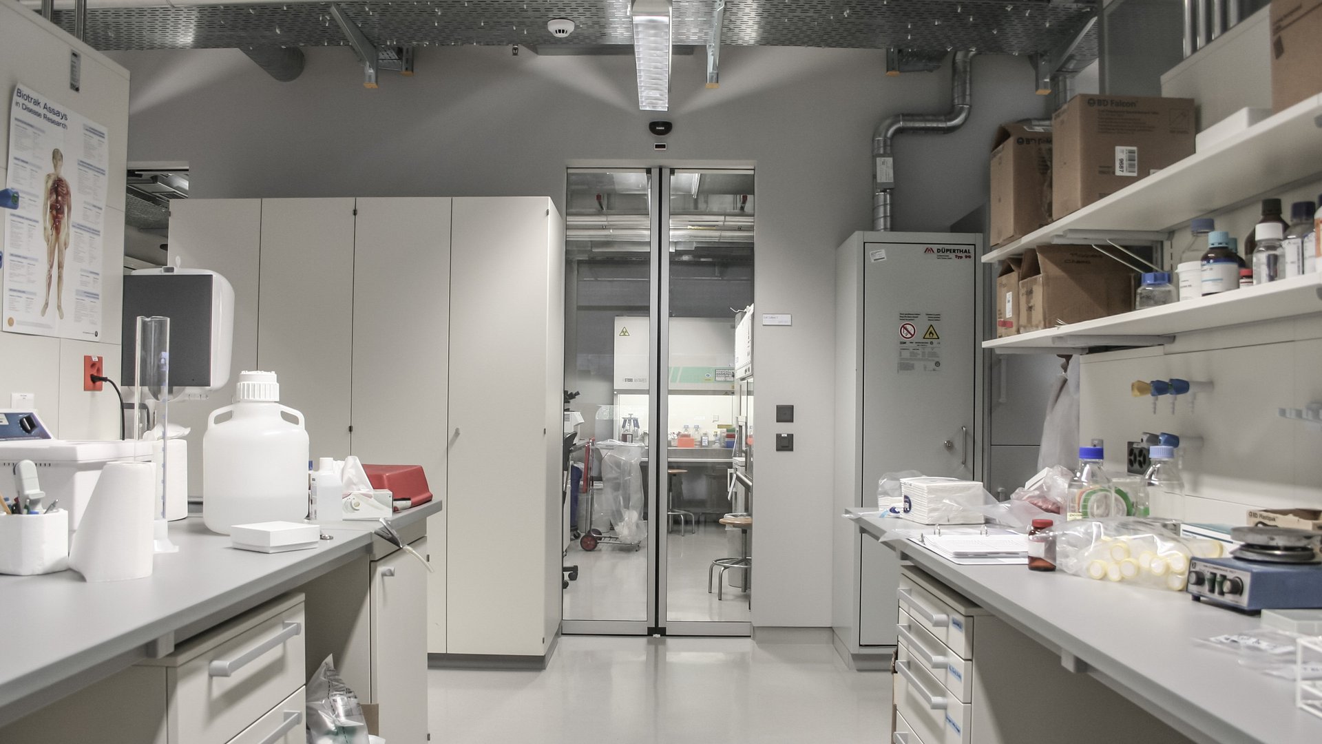 Labor im Biotech-Campus mit automatischen Schiebetüren 