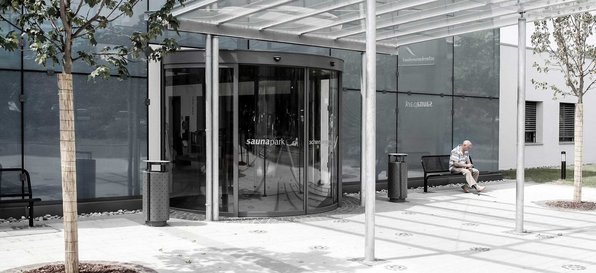 Eingang Saunapark mit einer automatischen Rundschiebetür