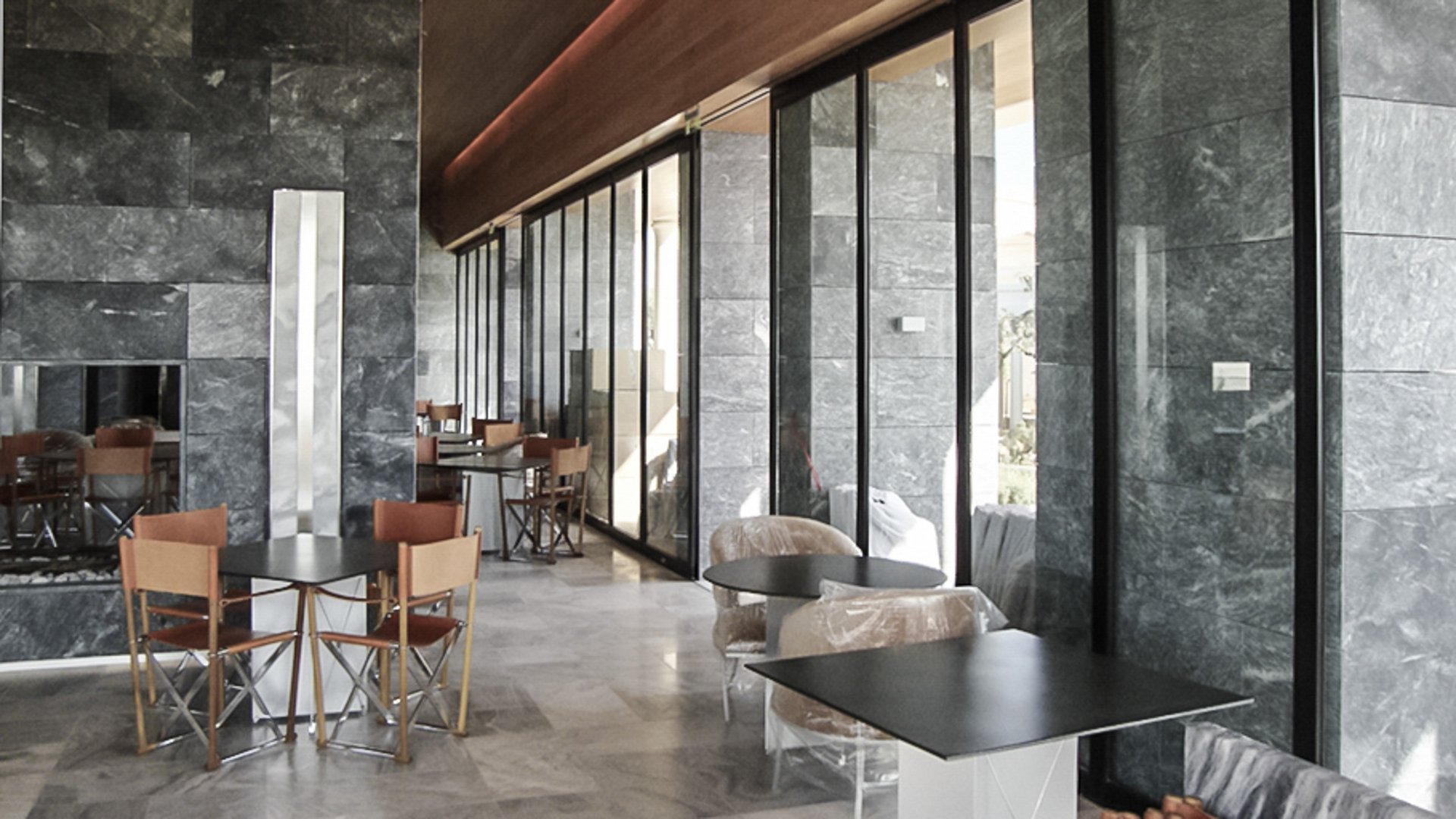 Aufenthaltsraum des Hotels Amazoe Porto-Heli in Griechenland mit einer automatischen Schiebestapelwand