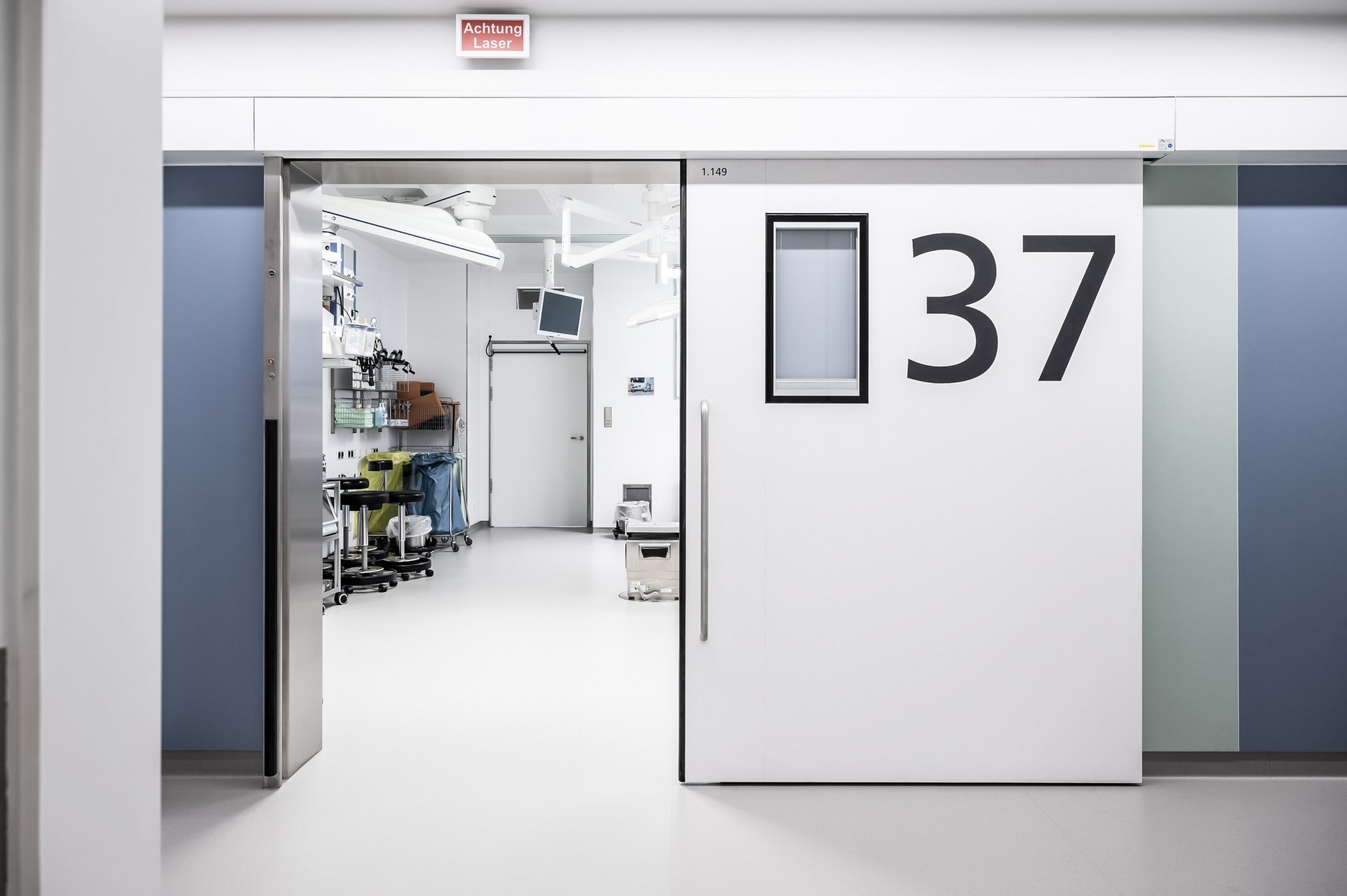 Operationszimmer in der Uniklinik Dresden mit automatischer Schiebetür