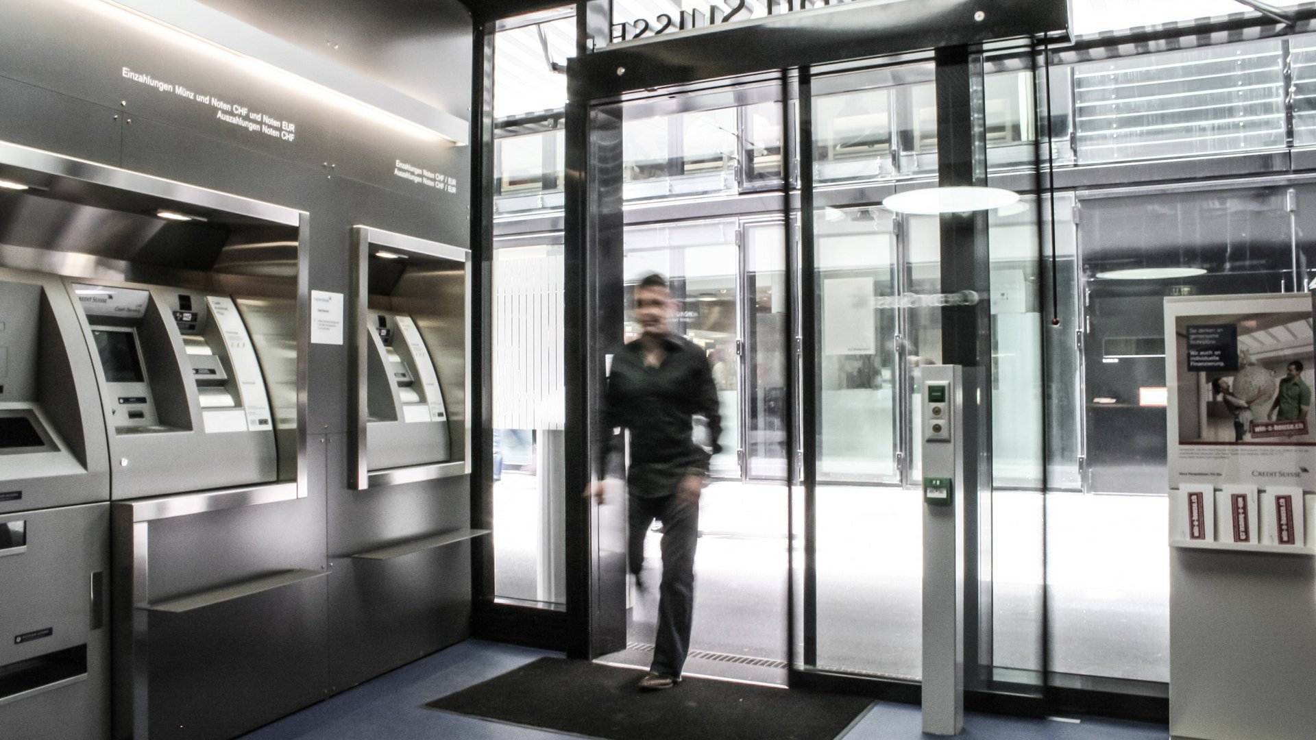 Eingang Bank im Shoppingcenter Sihlcity in Zürich mit einer automatischen Schiebetür