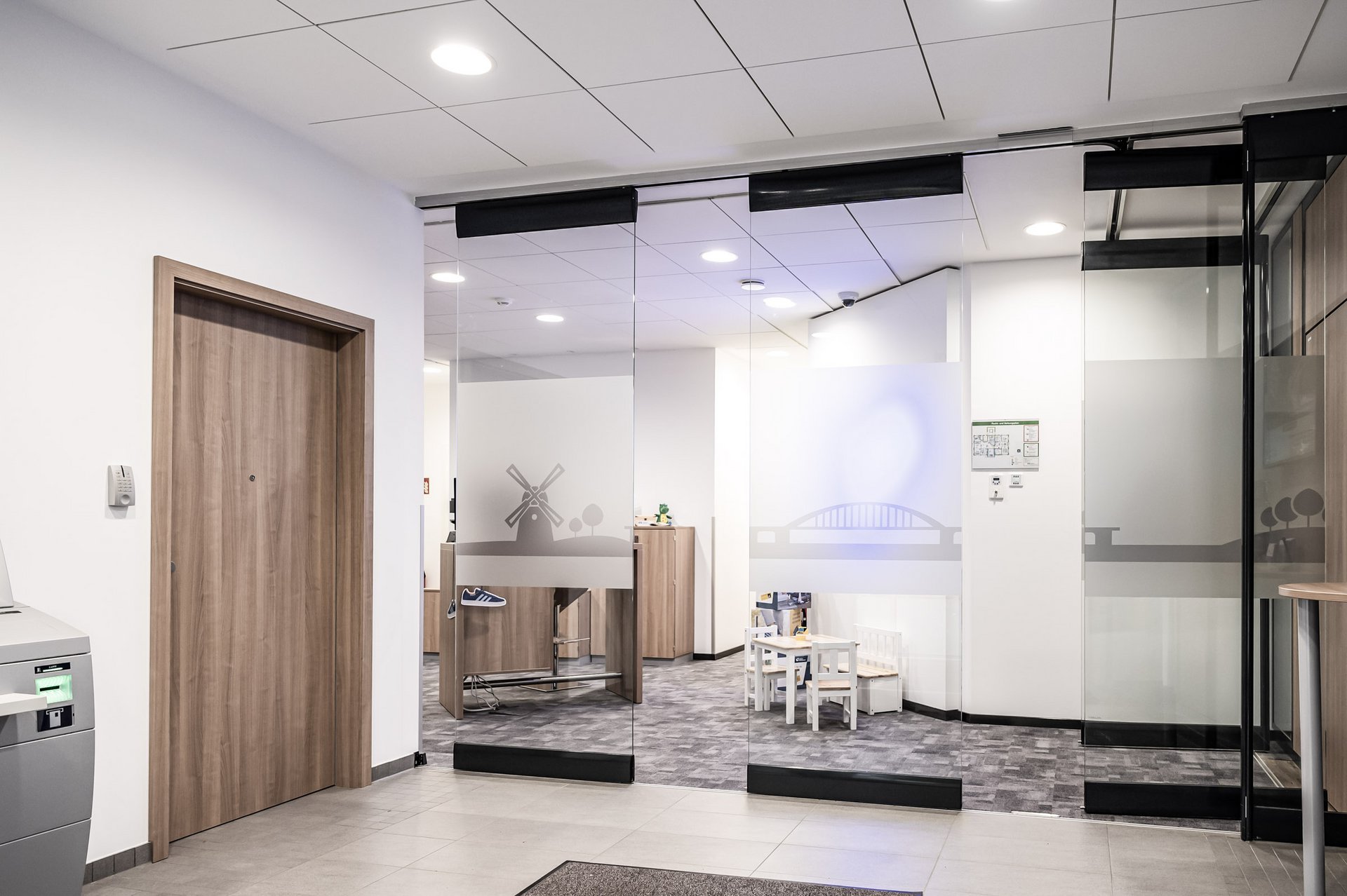 Kinderecke der Volksbank Herford Mindener mit einer automatischen Schiebestapelwand