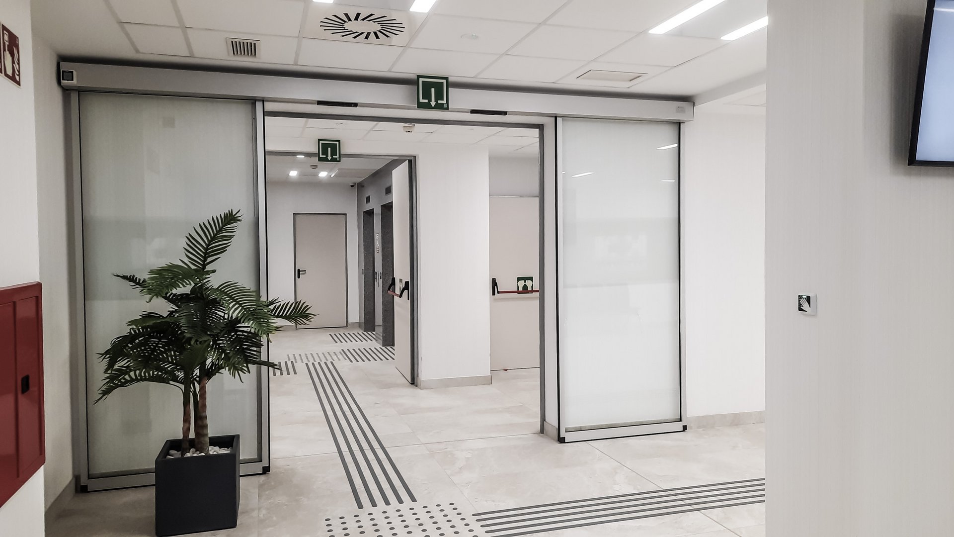 Flur im Spital HM Rivas mit einer automatischen Schiebetür
