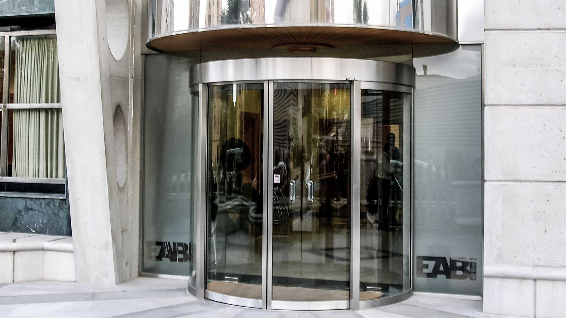 Gebäudeeingang in Spanien mit einer automatischen Rundschiebetür