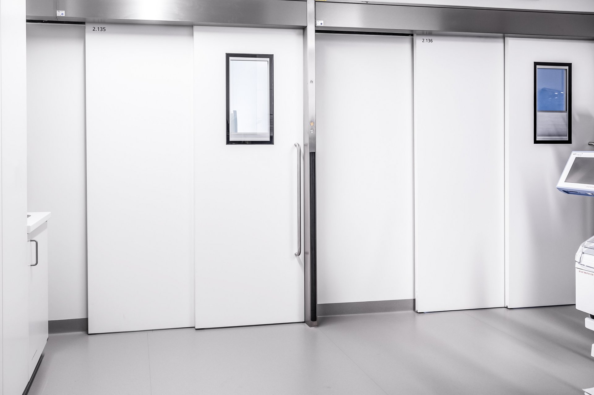 Operationsbereich der Uniklinik Dresden mit automatischen Schiebetüren