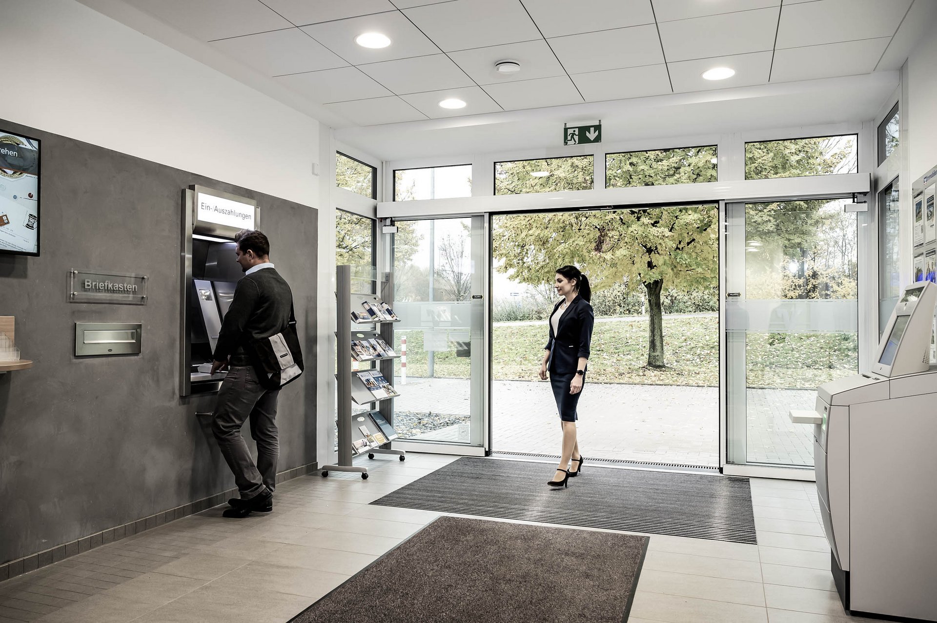 Eingangsbereich der Volksbank Herford Mindener mit automatischen Schiebetüren