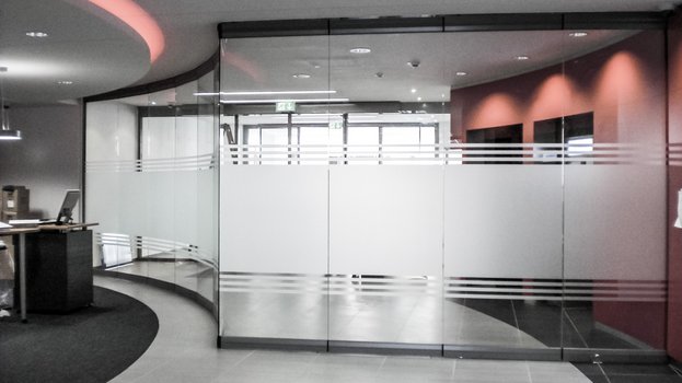 Automatische Schiebestapelwand in der Sparkasse Vorderpfalz