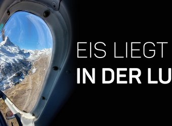 [Translate to German-German:] Die traumhafte Aussicht durch das Helikopterfenster aufs Matterhorn gleicht die schwierigen Arbeitsbedingungen wieder aus.