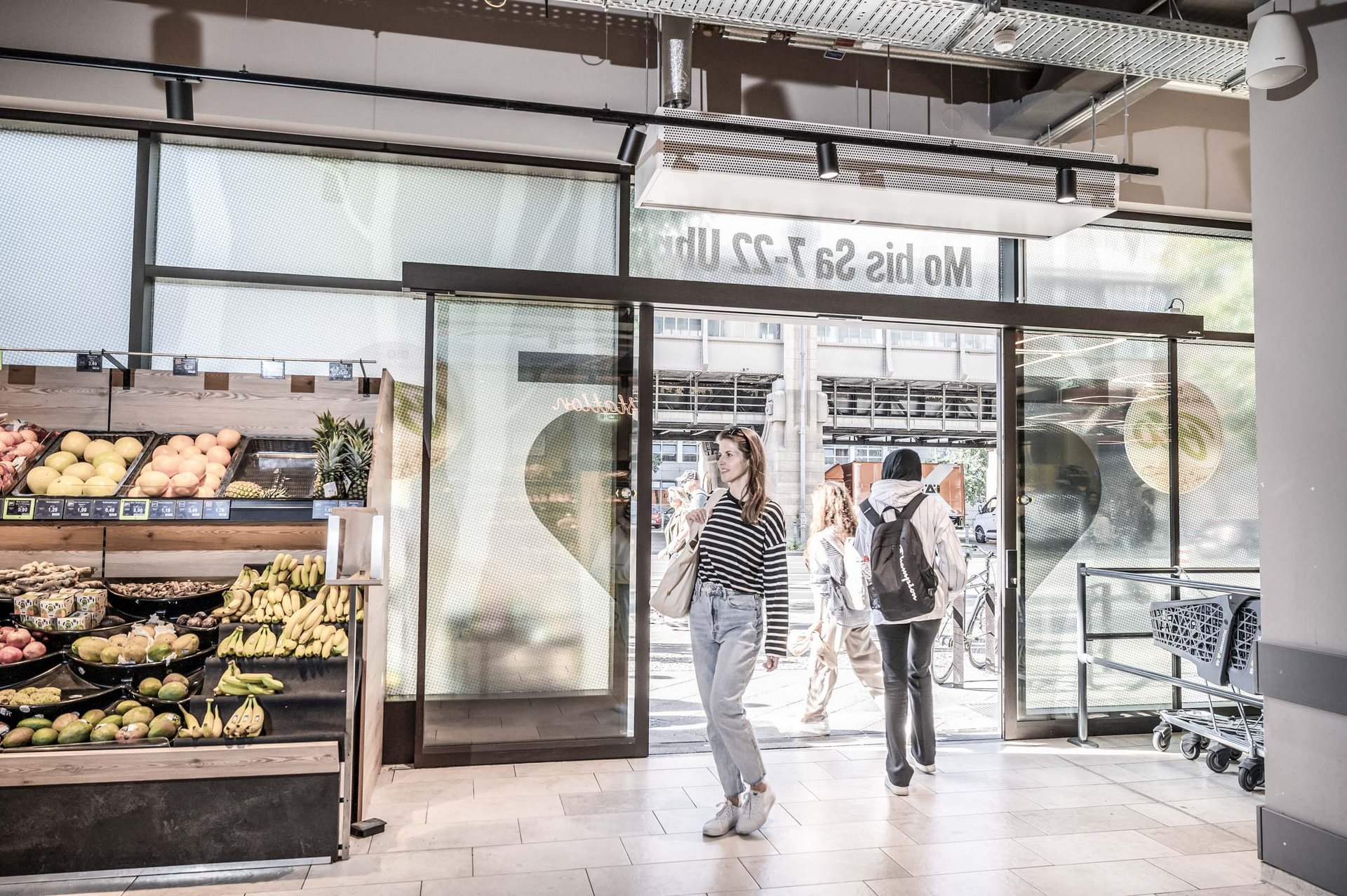 Eingang EDEKA Markt in Treugut mit automatischen Schiebetüren