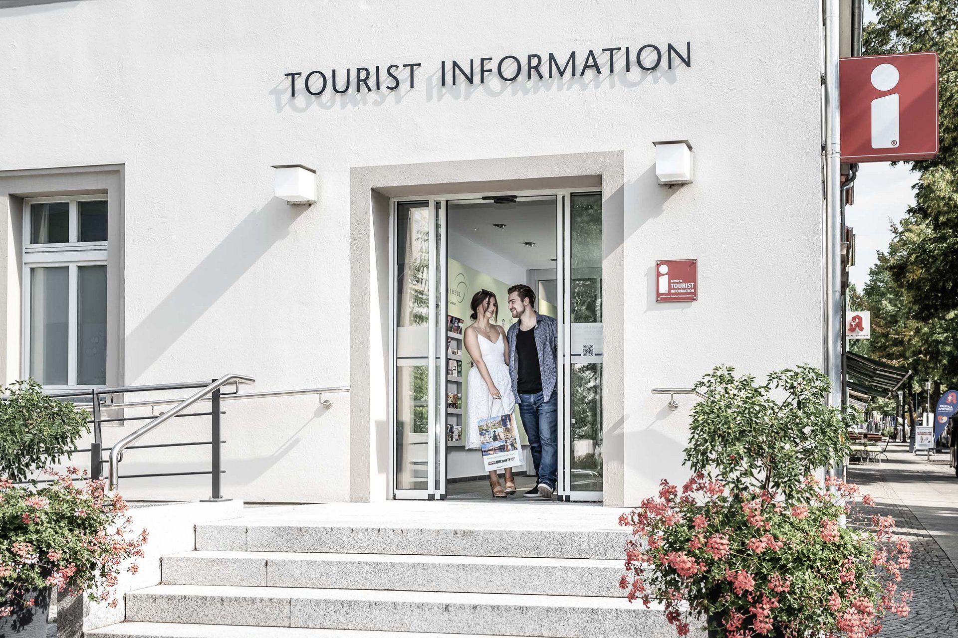 Flur der Touristeninfo in Radebeul mit einer automatischen Schiebetüre