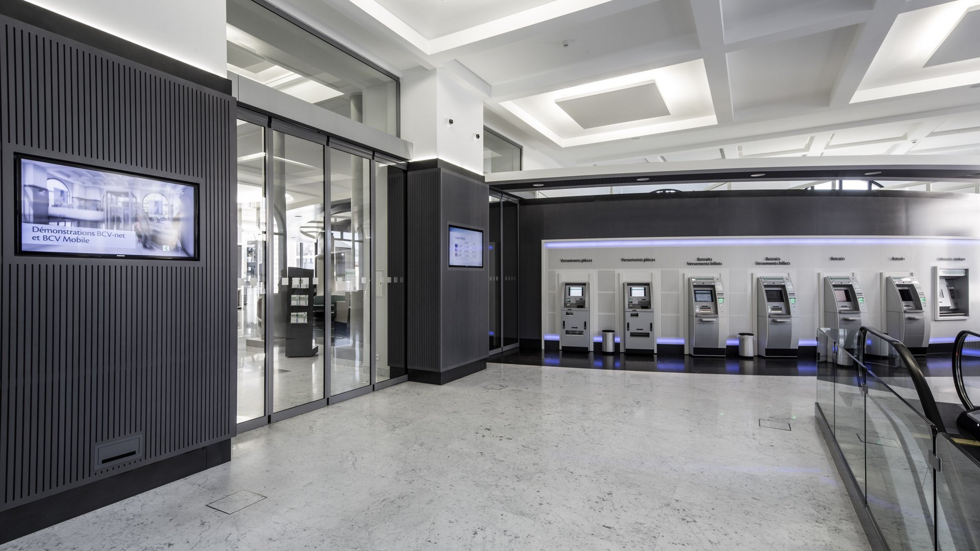 Eingangshalle mit einer Schiebestapelwand in der BCV Bank in Lausanne