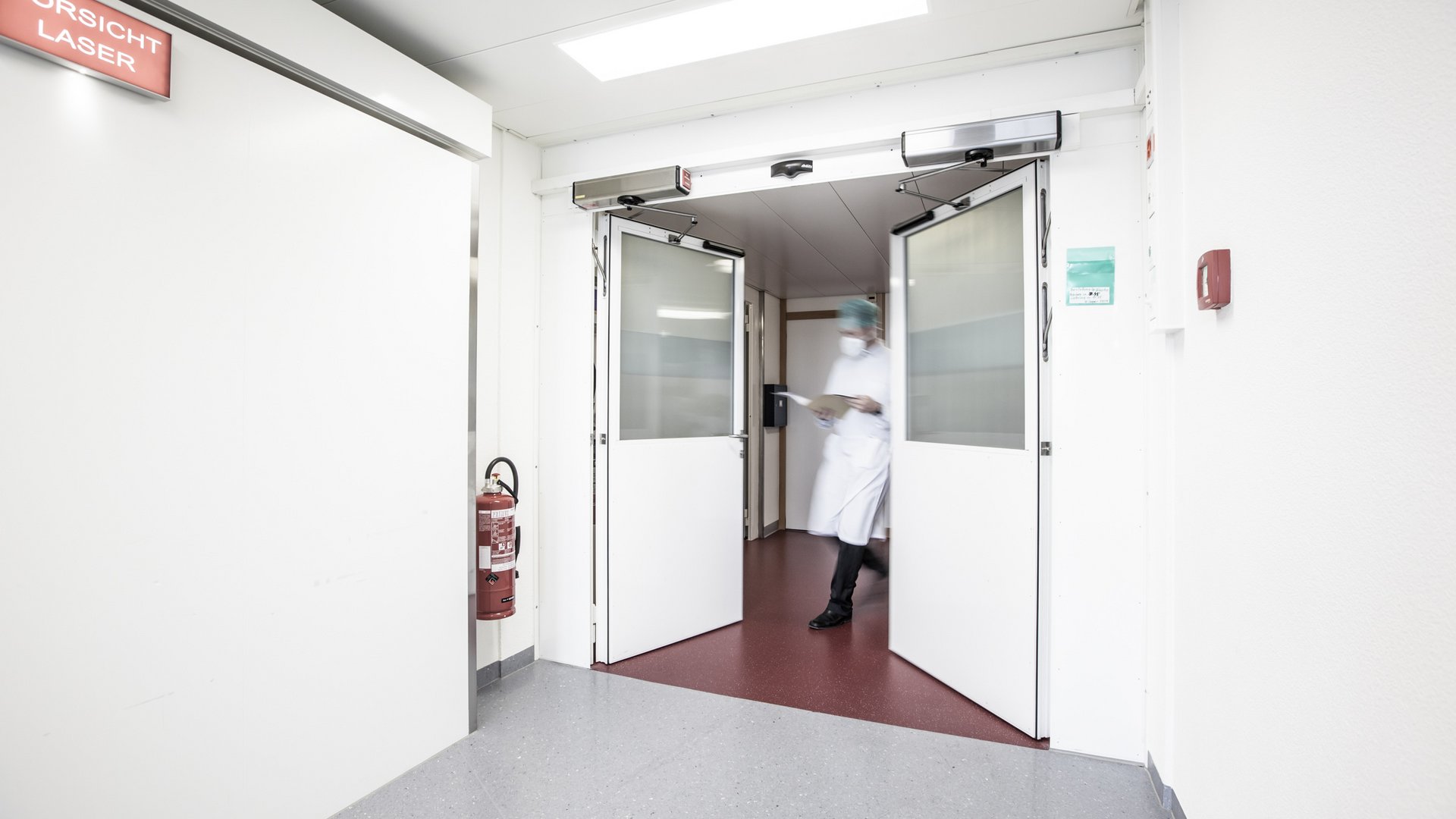 Flur im Inselspital Bern mit einer automatischen Drehflügeltür