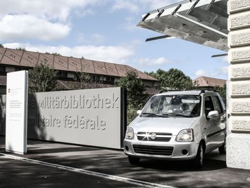 Parkplatzeinfahrt mit einem automatischen Arealschiebetor