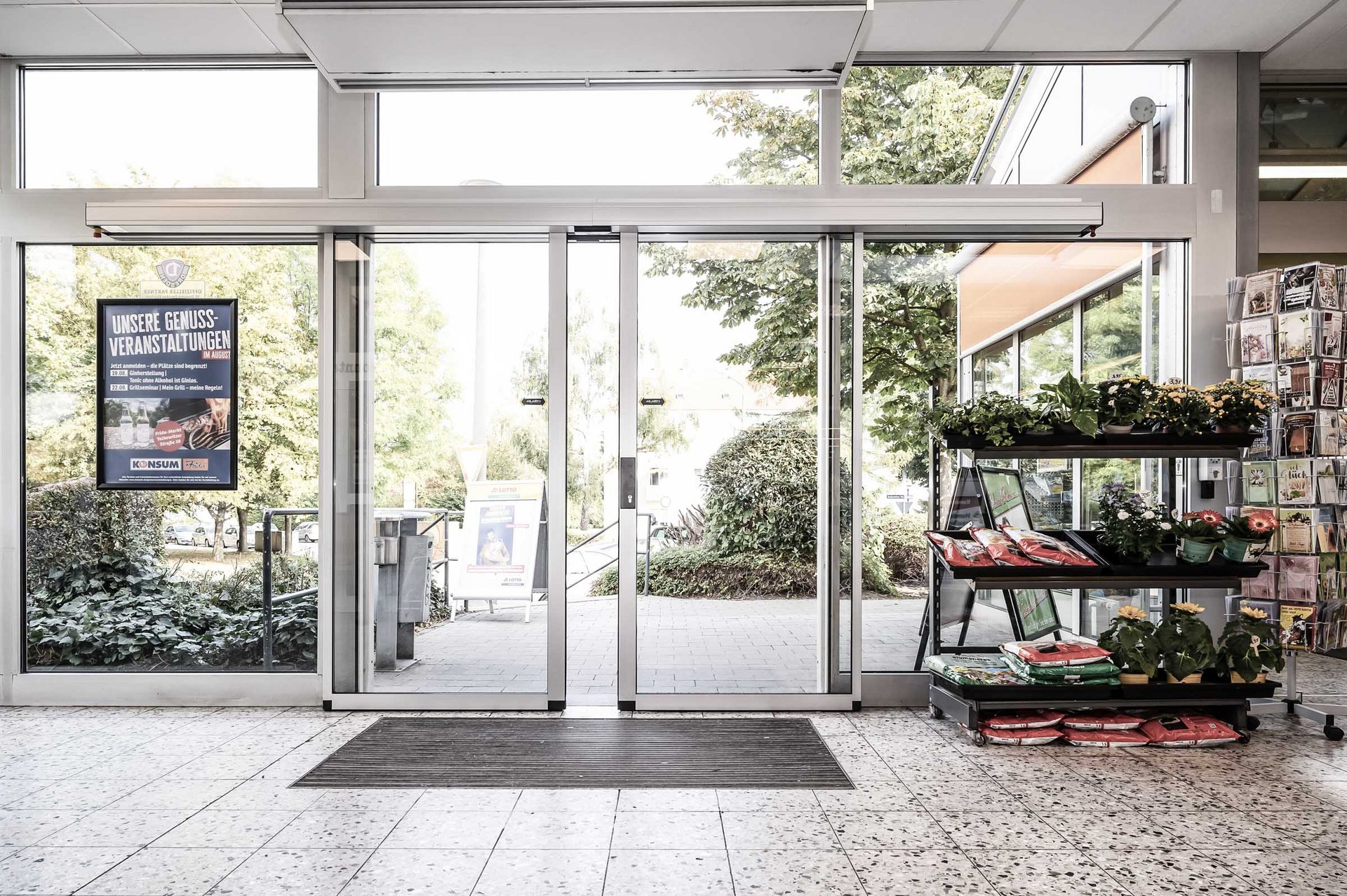 Eingang Konsum in Dresden mit einer automatischen Schiebetür