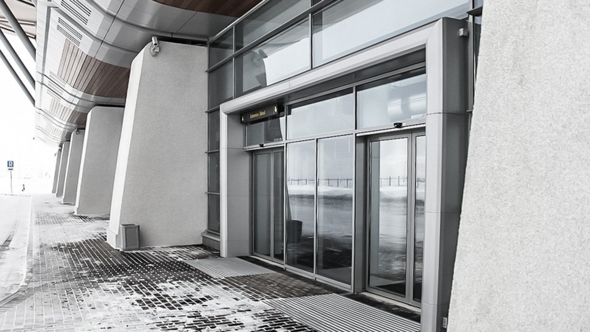 Eingang zum Passenger Terminal in St Petersburg mit automatischen Schiebetüren