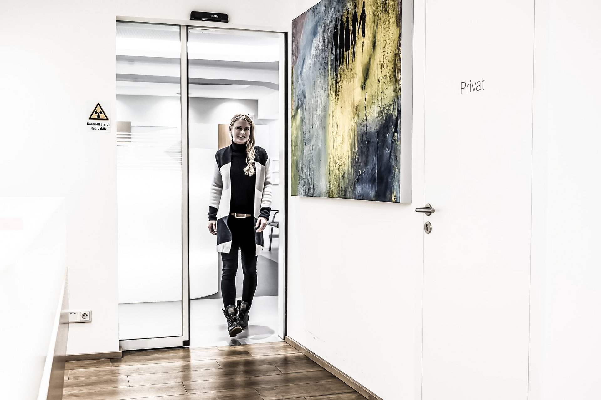 Flur im Ärztehaus Diranuk mit einer automatischen Schiebetür