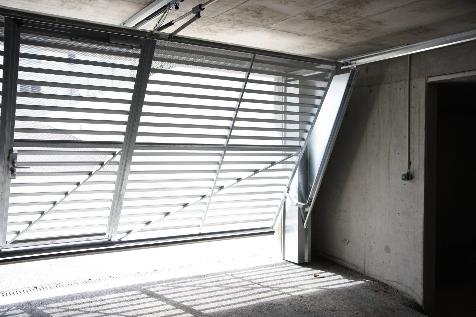 Garage mit einem automatischen Kipptor