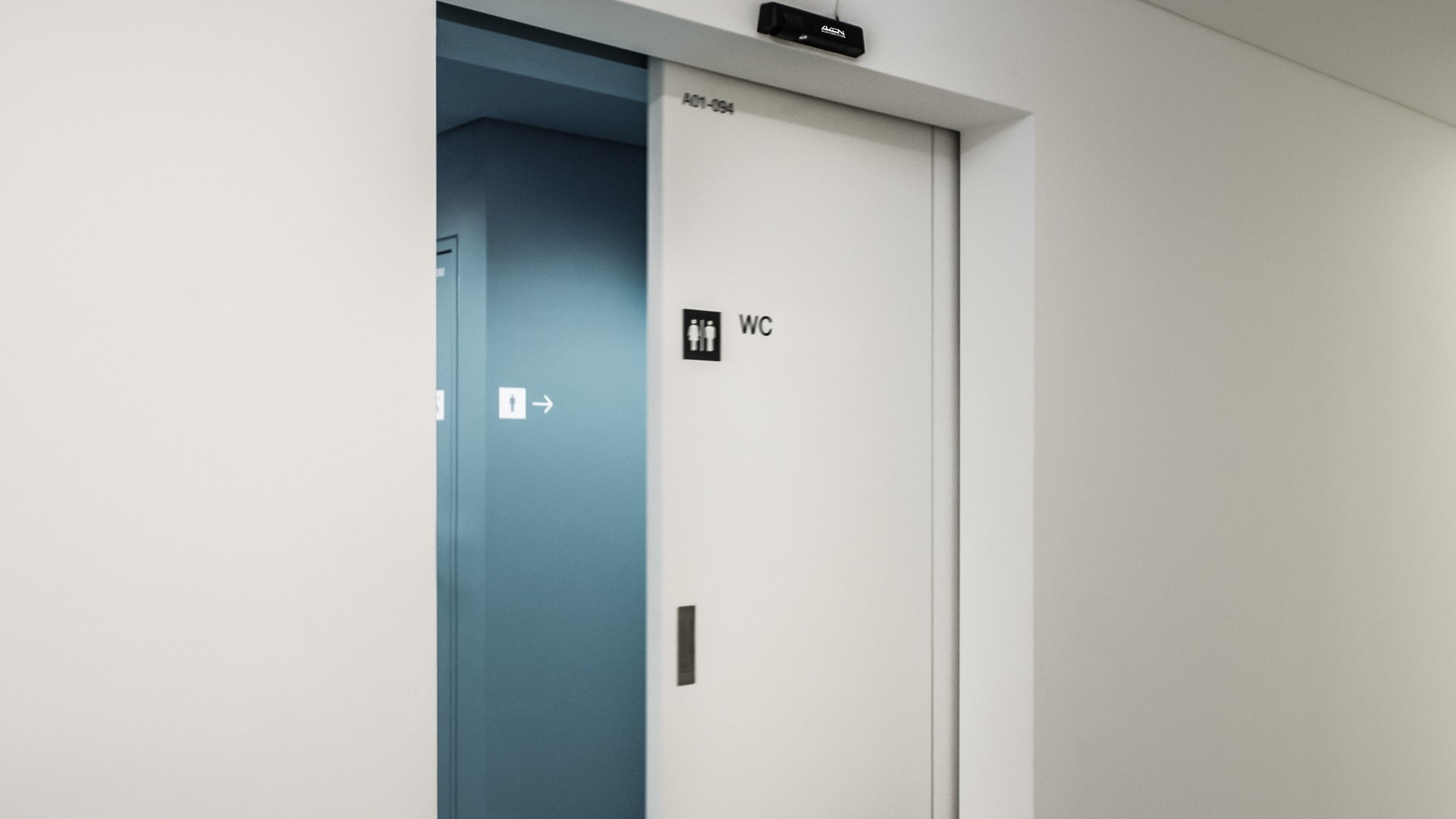 Toilette im Westside Center mit einer automatischen Schiebetür