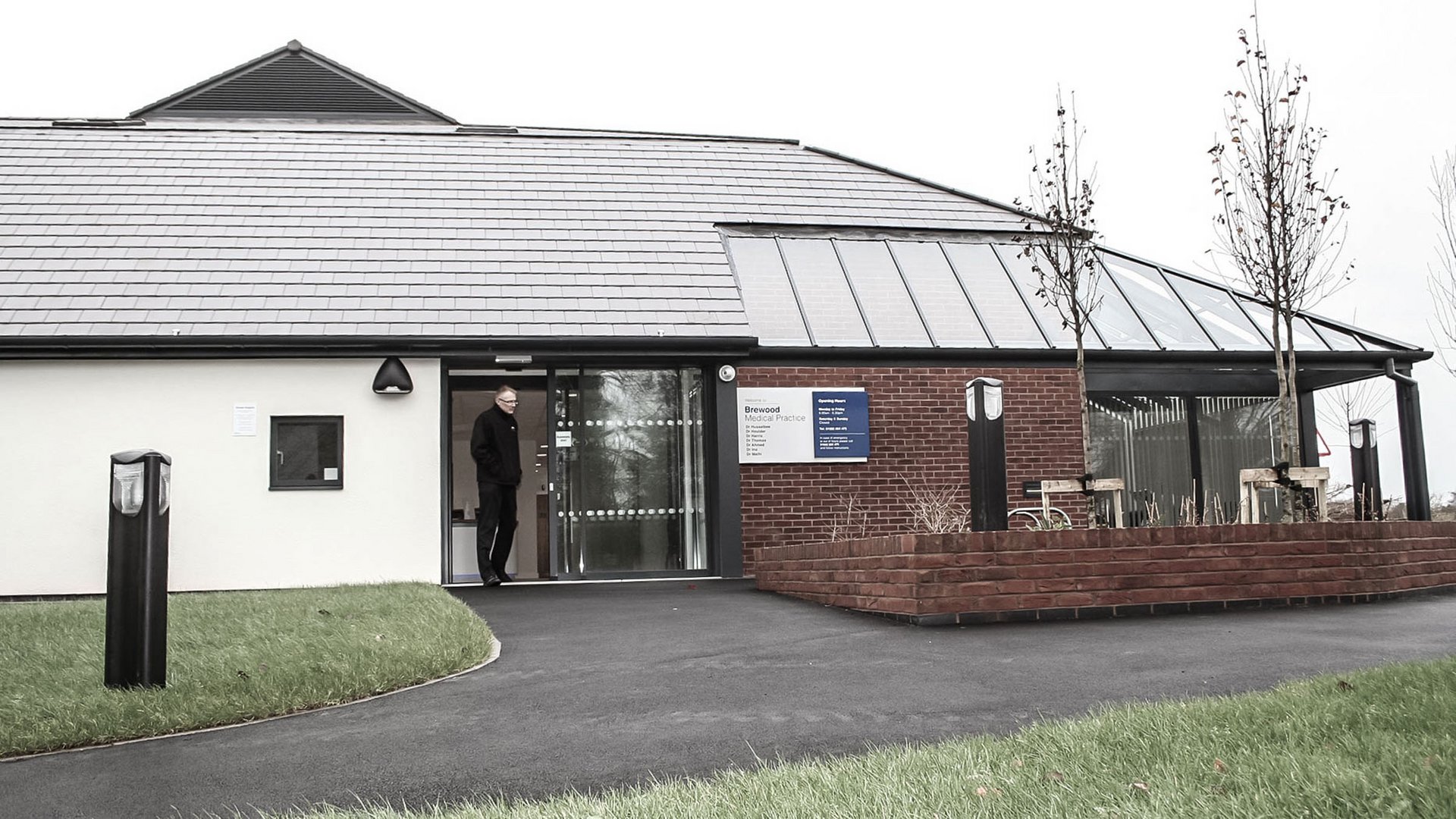 Eingang des Brewood Medical Centre in Brewood mit einer automatischen Schiebetür