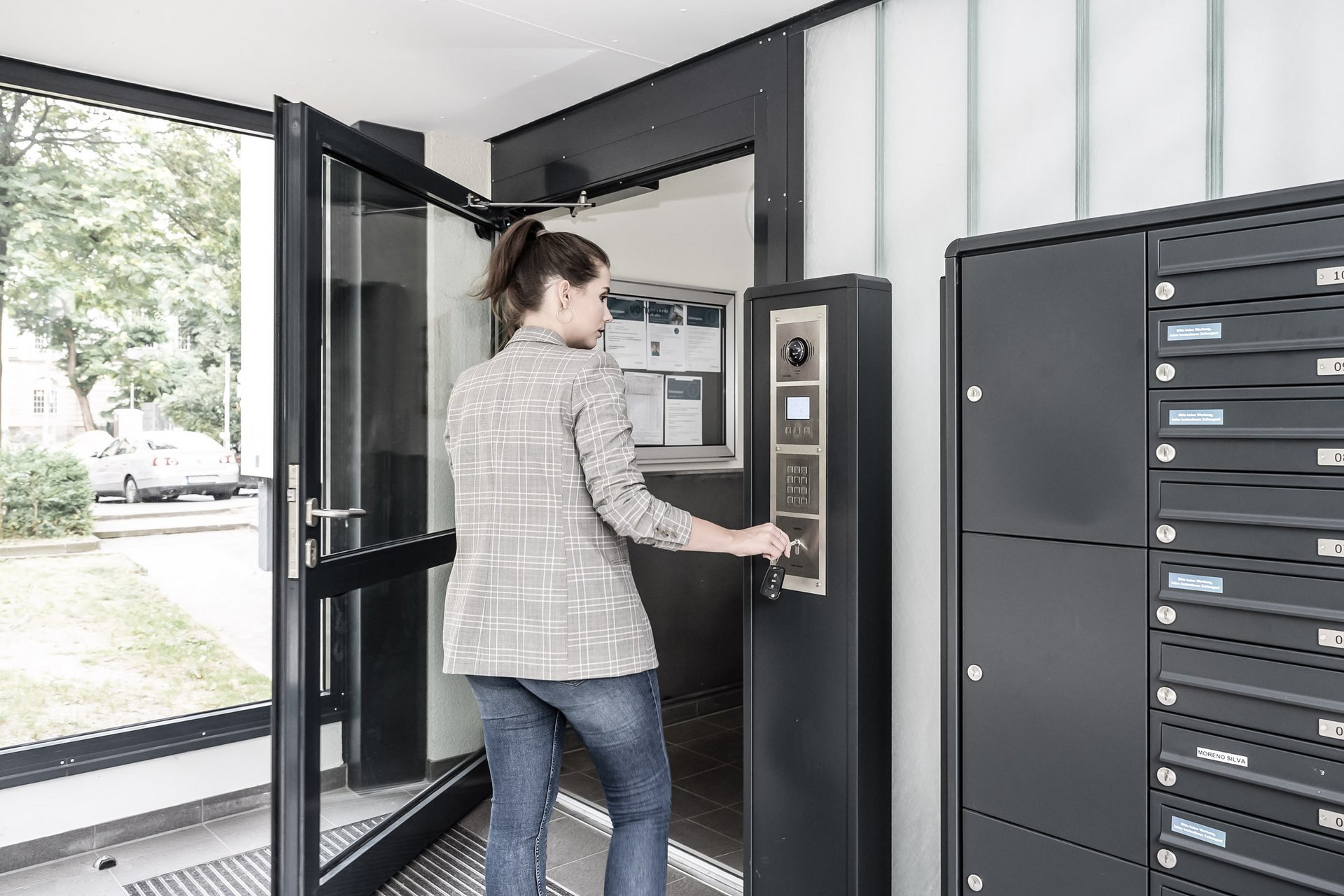 Eingang zu Vonovia Wohnungen mit einer automatischen Drehflügeltür