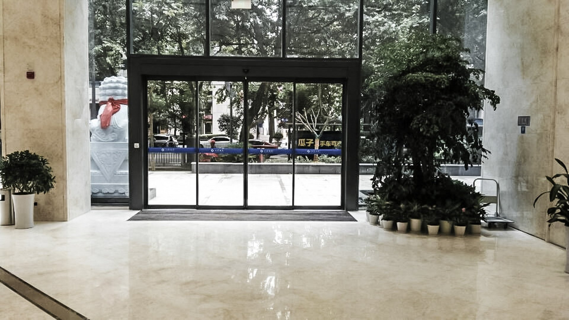 Bank of Jiangsu mit einer automatischen Schiebetür