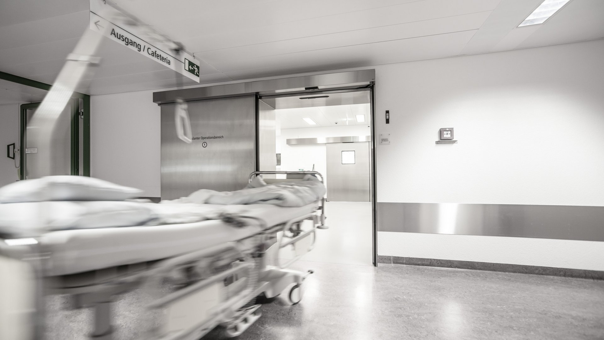 Operationsbereich Spital Thun mit einer automatischen Schiebetür