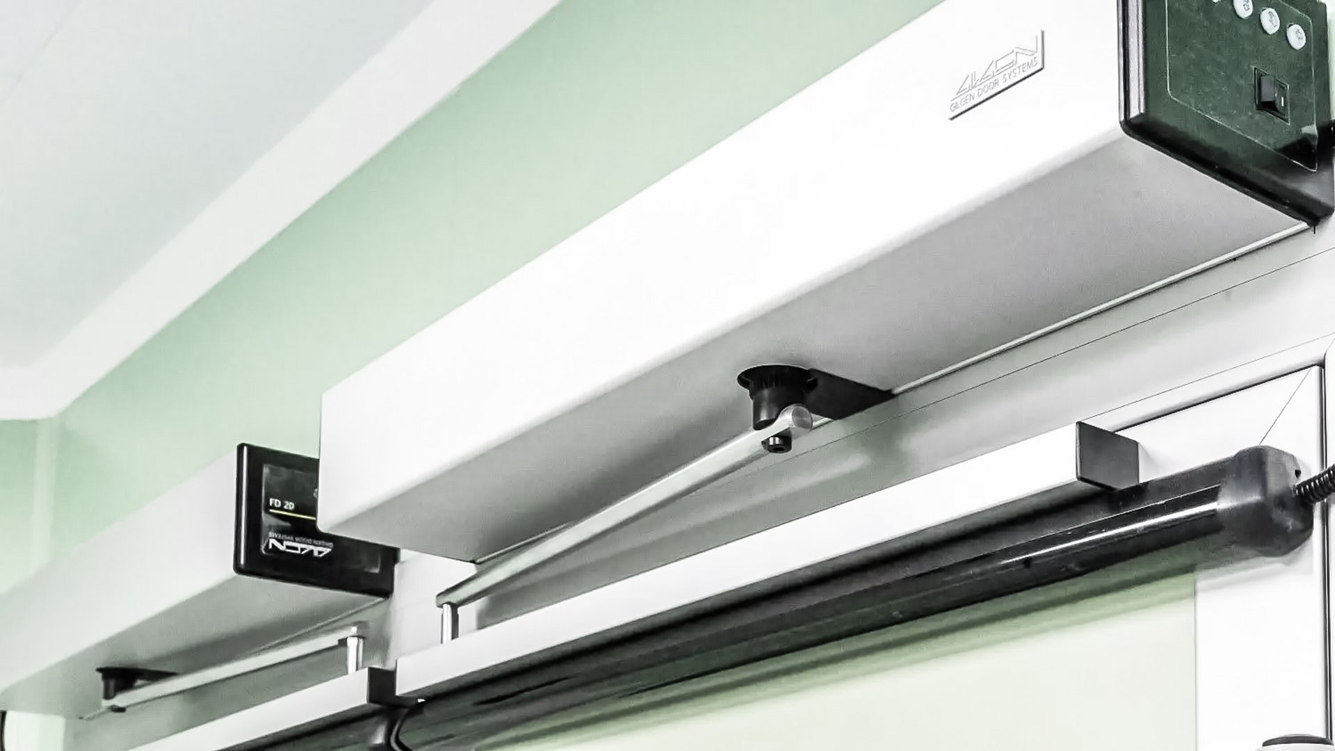 [Translate to English:] Der Gilgen Türantrieb in einer Nahaufnahme.