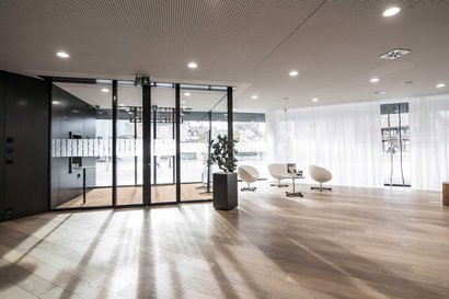 Eingangsbereich der Raiffeisen Bank in Schmitten mit einer einbruchhemmenden automatischen Schiebetür