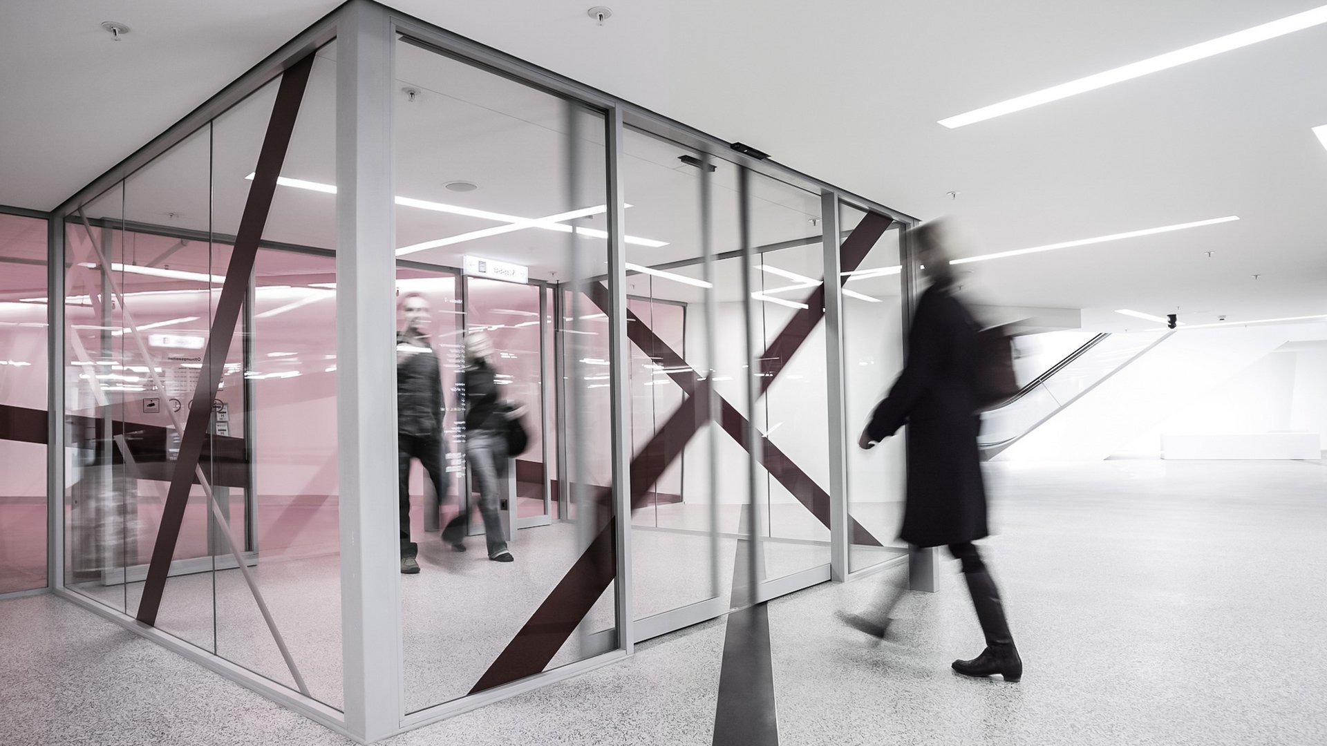 Eingang zum Westside Center mit automatischen Schiebetüren