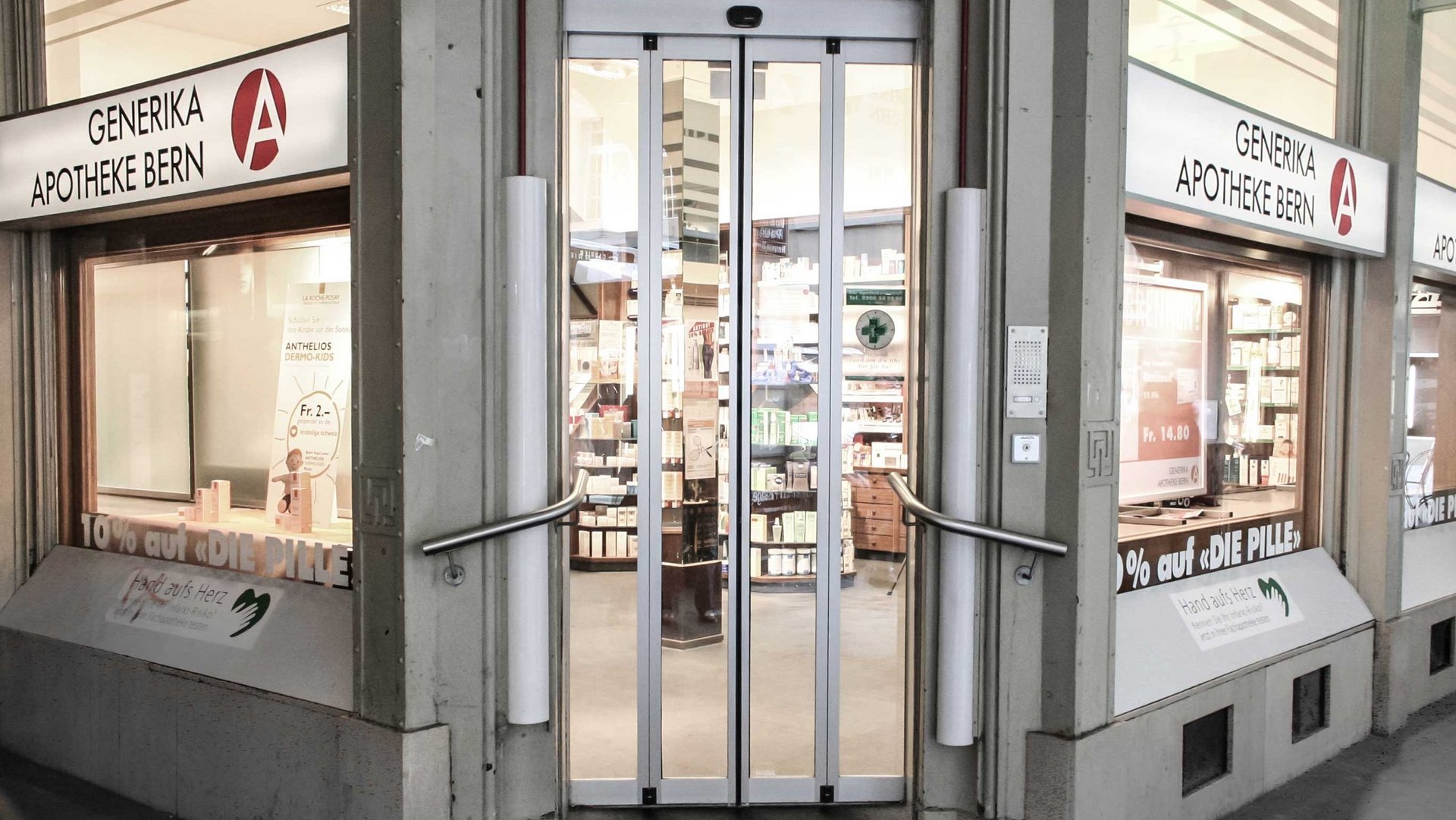 Eingang einer Apotheke in Bern mit einer automatischen Faltflügeltür