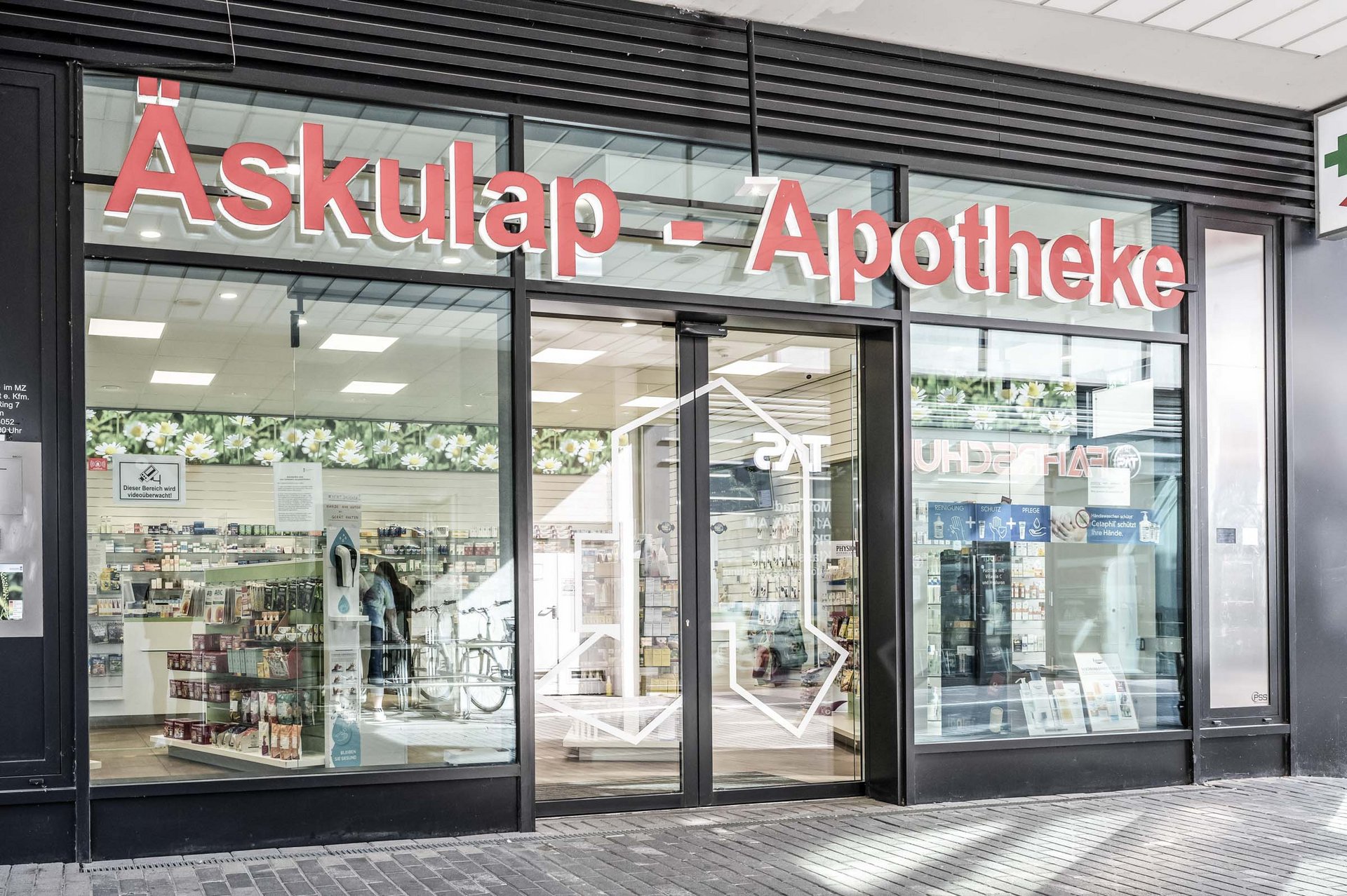 Eingang Aeskulap Apotheke mit einer automatischen Schiebetür