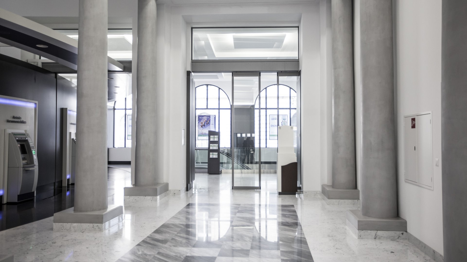 Foyer der BCV Bank in Lausanne mit einer Schiebestapelwand