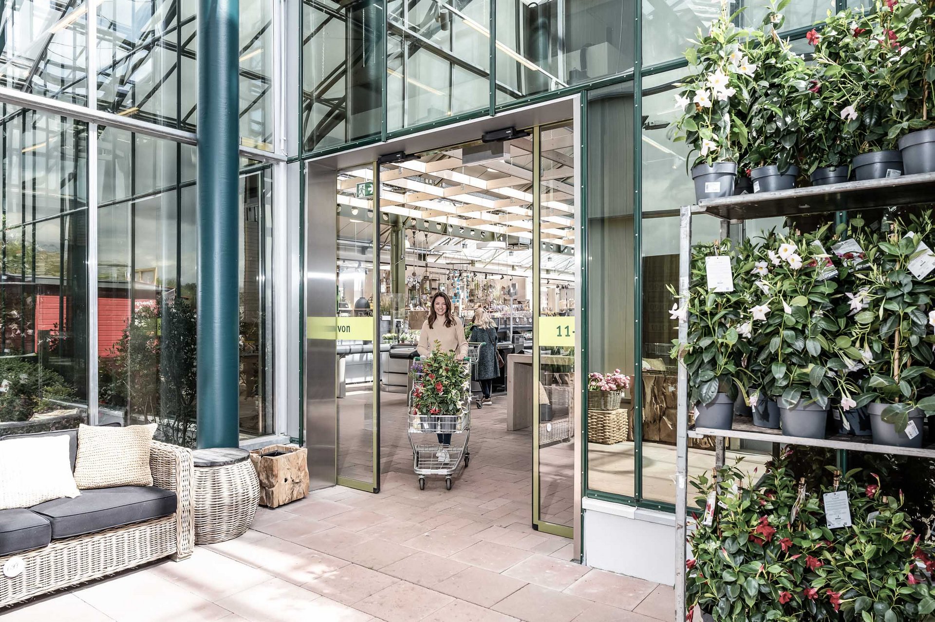 Eingang zum Gartenmarkt Breuer in Bielefeld mit einer automatischen Schiebetür