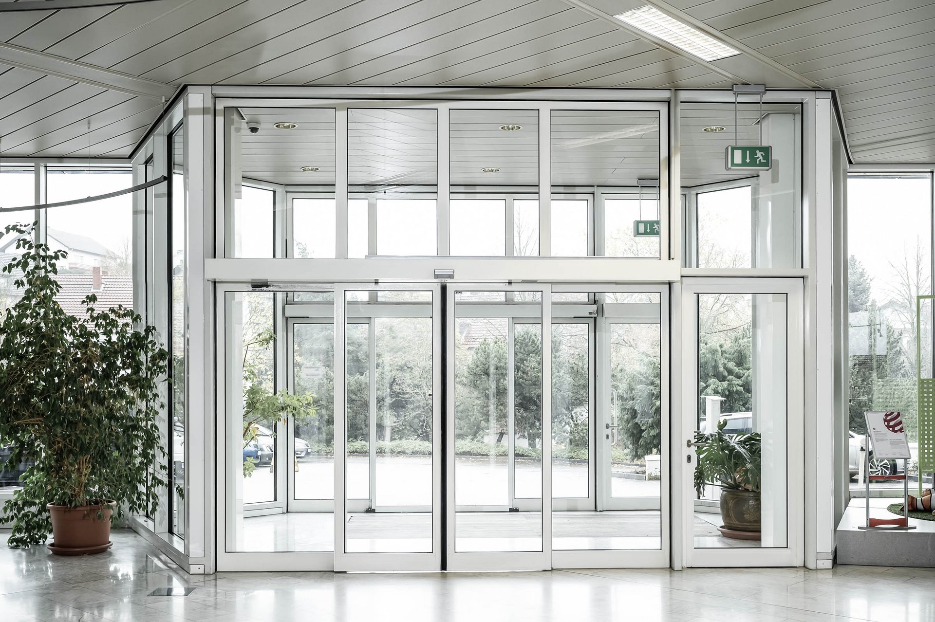 Eingang zum Rollstuhlhersteller Meyra mit automatischen Schiebetüren